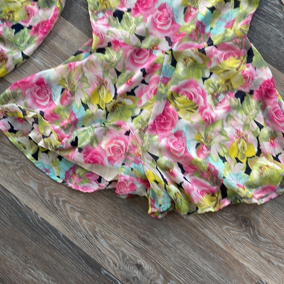 LUSH Multi color floral romper with long sleeves - Picture 4 of 5